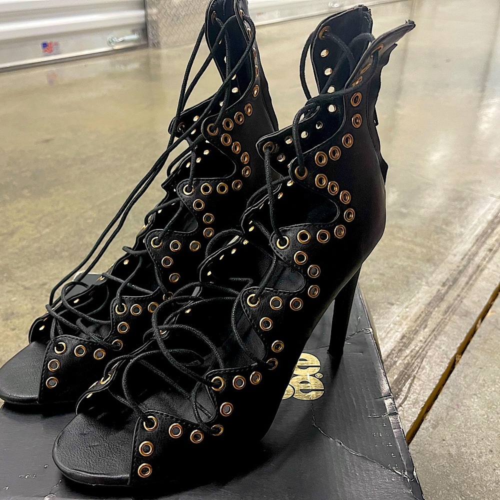 Gold and black Tie 🆙 heels 👠